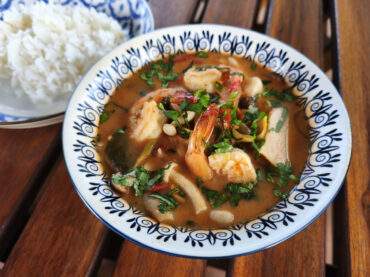 tom yam nam kon - soupe thaïe aux crevettes et à la citronnelle