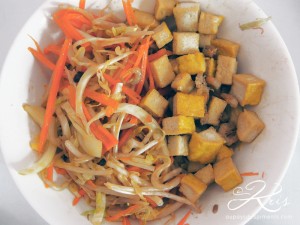 Les légumes et les autres ingrédients du Pad thai sautés