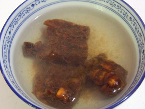 ajouter de l'eau chaude au tamarin