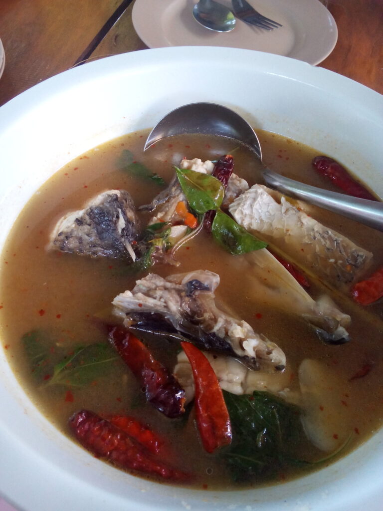 tom jeaw, soupe thaïe de poisson au basilic doux