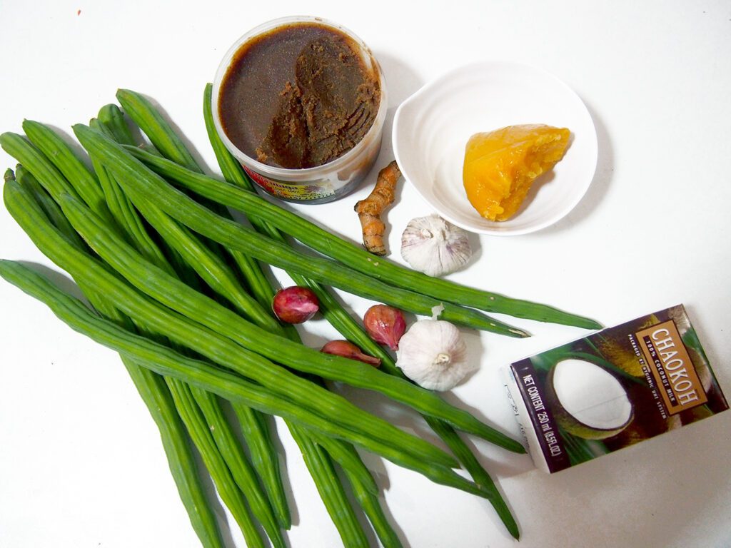 ingrédients pour la recette du curry de moringa au lait de coco et au curcuma