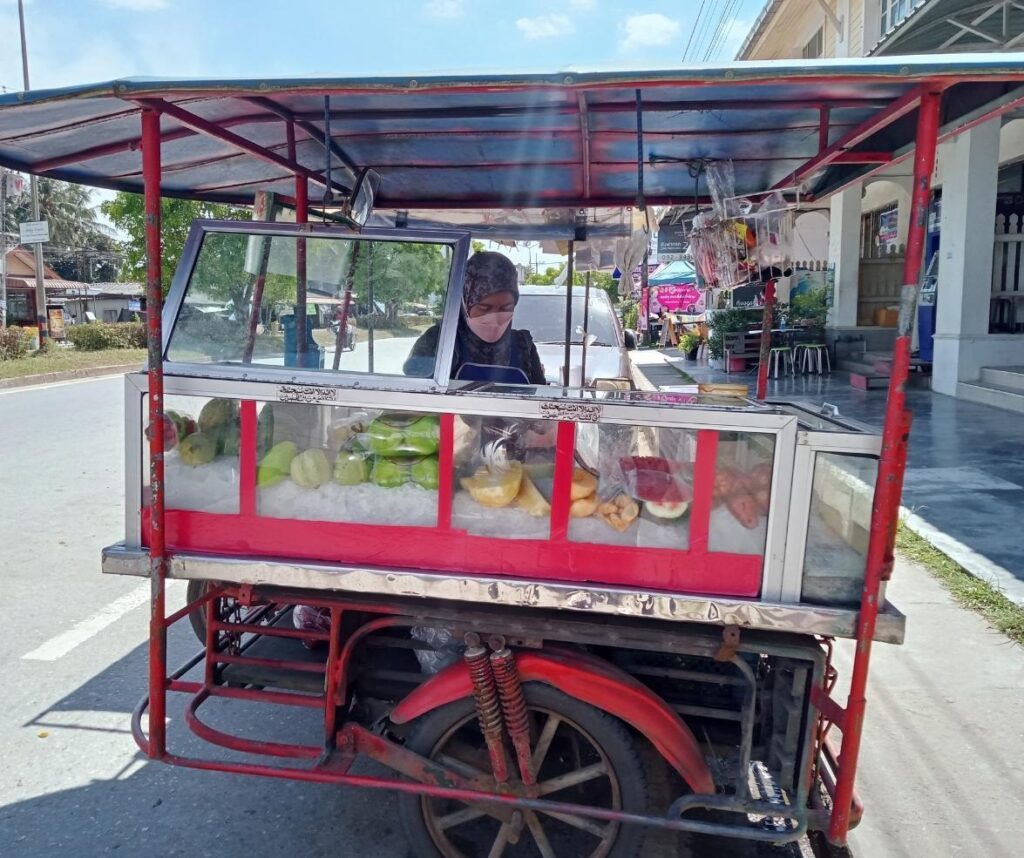 Marchande de fruits en Thaïlande.