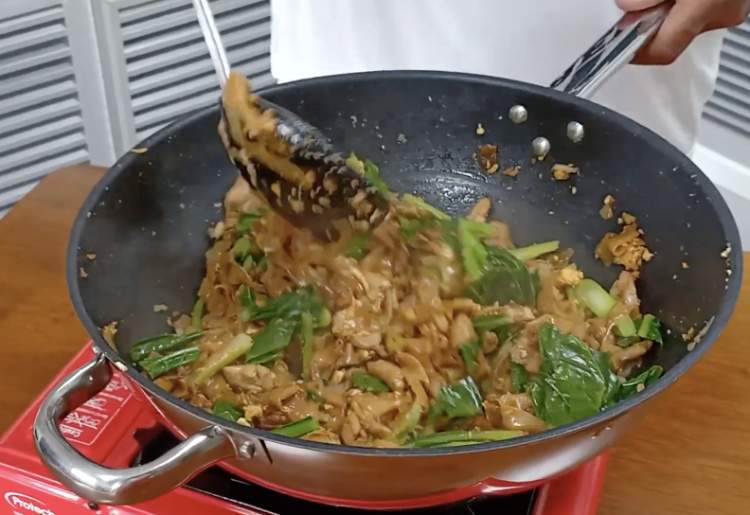 Préparation de nouilles de riz sautées à la sauce soja