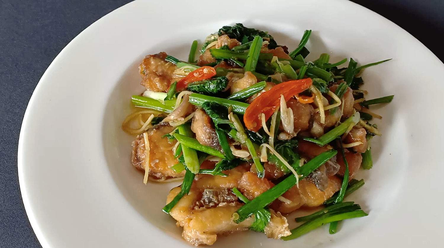 Recette thaïe de poisson au céleri chinois - pla pad kunchai