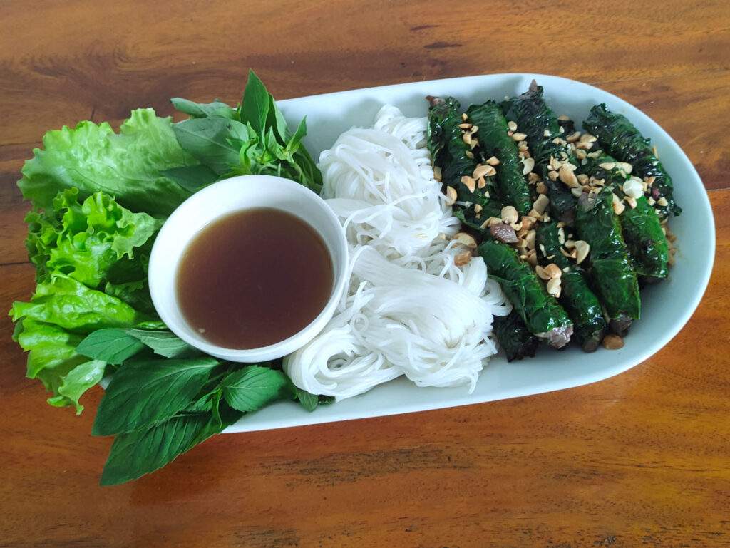 boeuf grillé dans des feuilles de lalot, un plat vietnamien